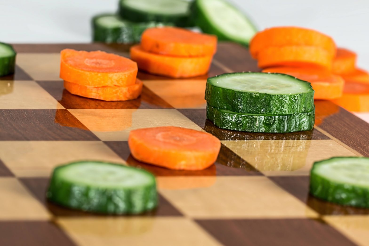 Strategies d'alimentation et maladie d'Alzheimer: rondeles de légumes sur un tablier du jeu de Dames.
