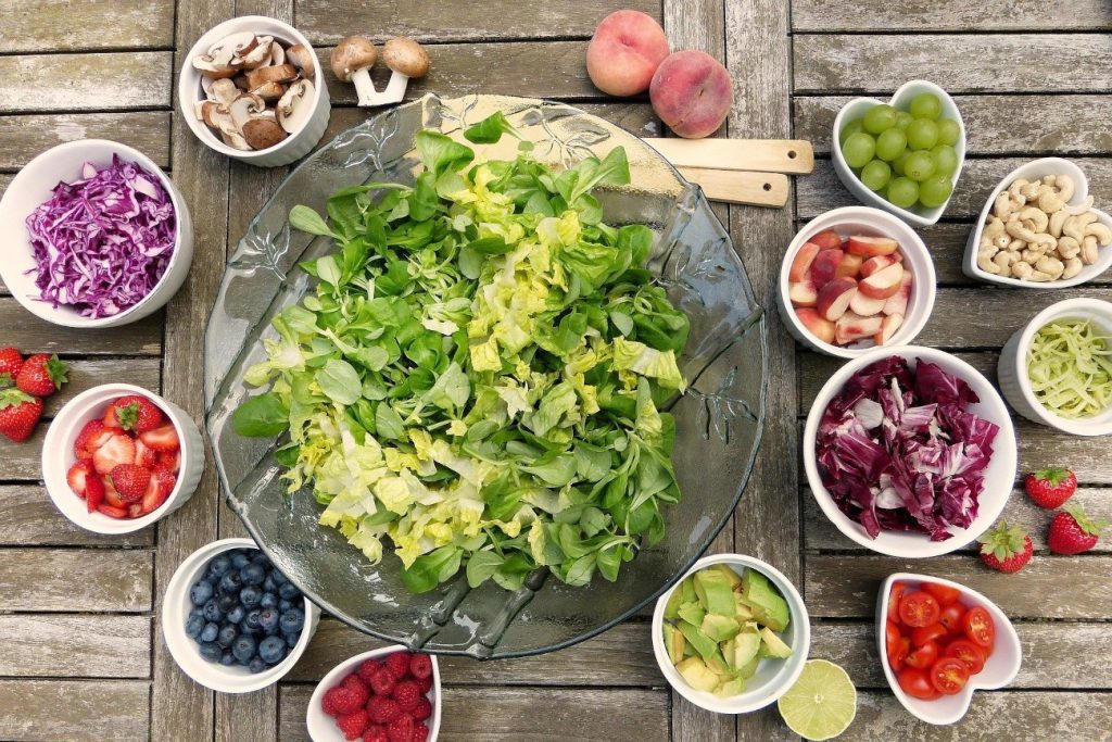 Préparation d'un assiette avec des aliments variés pour une alimentation saine, des fruits et légumes. Image pour l'atelier de nutrition et santé "Que mettre dans son assiette", à Besançon.
