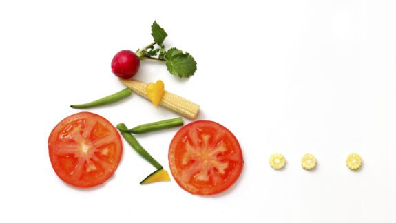 Des aliments végétaux disposés en forme de personne en vélo suggèrent une alimentation saine. Graphisme du plan national de nutrition et santé.