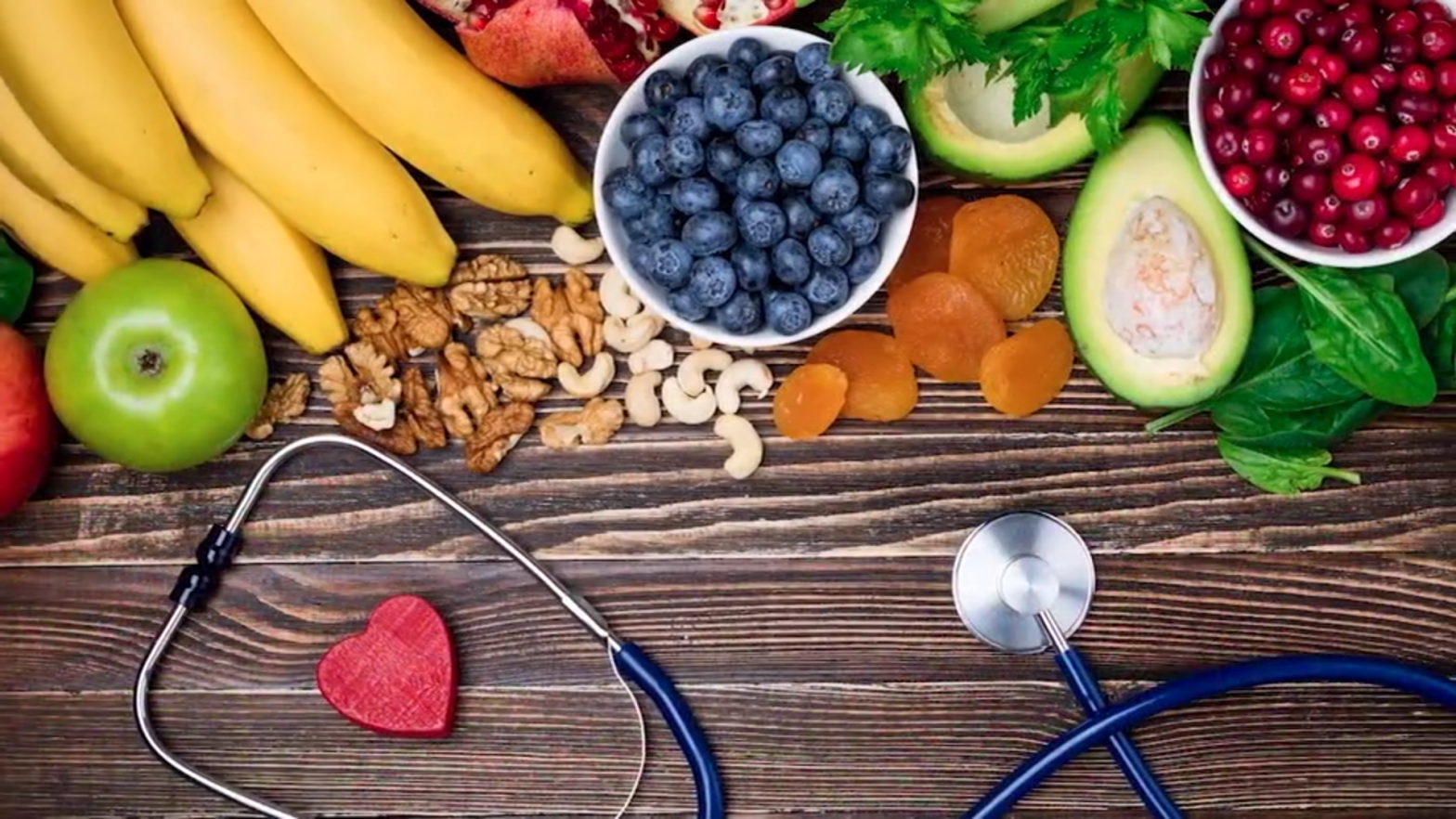 fruits, légumes et un stéthoscope représentent la prévention et inversion de la maladie par l'alimentation