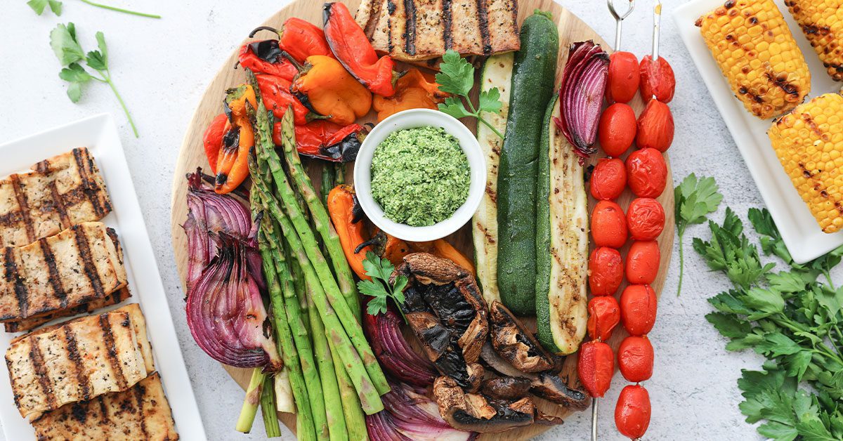 Repas d'été sans viande et végétal complet représentative d'une alimentation des populations des zones bleues.