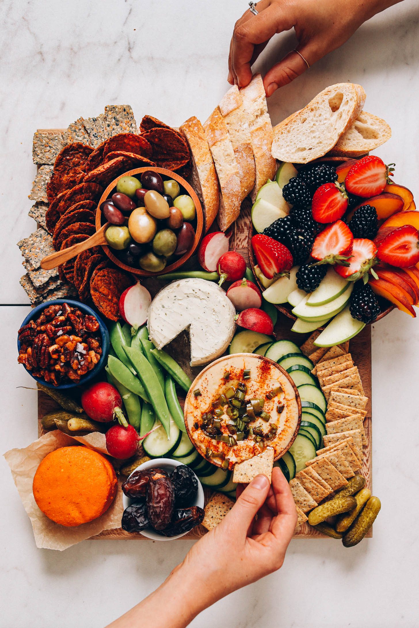 Confusion d'aliments sur une planche transmettent la difficulté de choisir que manger pour avoir une bonne santé.