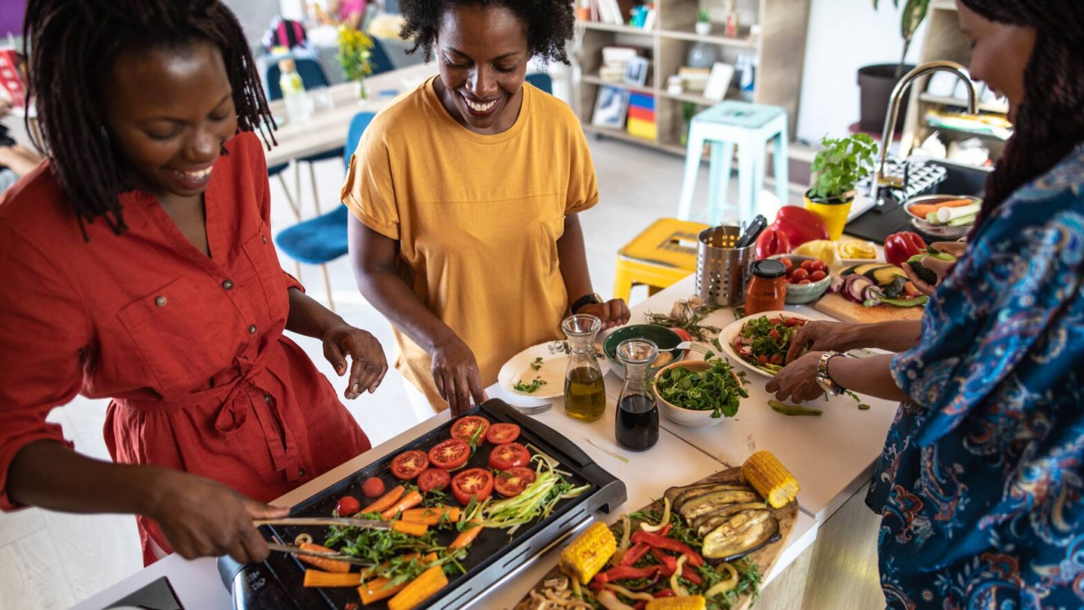 Femmes cuisinent des légumes. Image visant l'importance d'une alimentation végétale pour réduire le risque de métastases lors d'un cancer du sein.