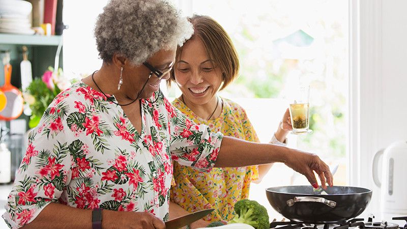 Femmes cuisinent végétale. Image pour l'article sur alimentation végétale et bouffées de chaleur.