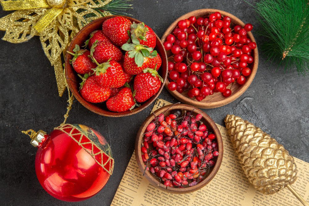 Fruits rouges en décoration de noël. Image de fond de la page "Offrez un atelier ou un programme d’éducation nutritionnelle et cuisine-santé à un proche"