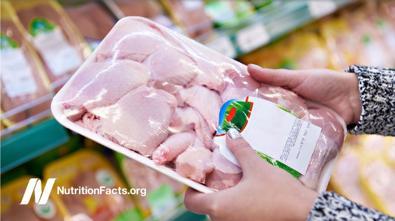 Poulet dans une barquette. Image de l'article Lymphome : ce que révèle la grande enquête européenne EPIC.